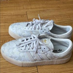 Woman’s adida sneakers